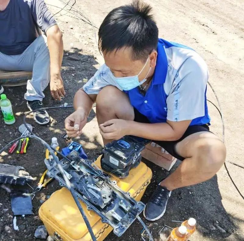 信號守護(hù)者 酷暑嚴(yán)寒中，電信人打通通訊“最后一公里”